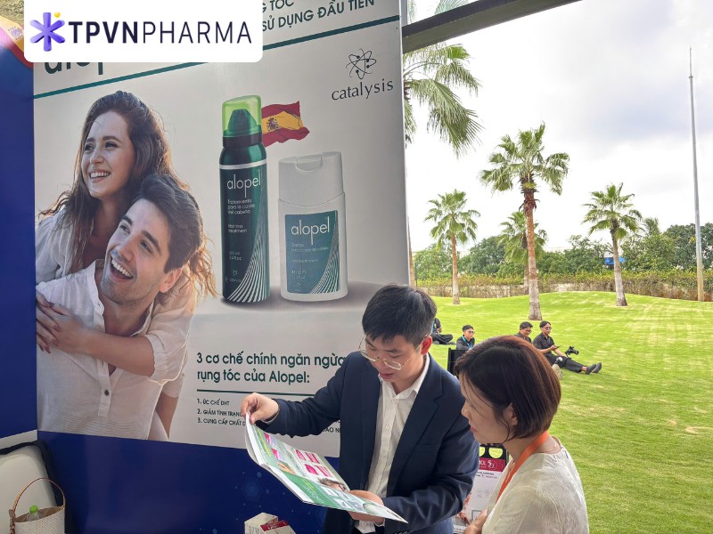 Trình dược viên tư vấn sản phẩm Alopel tại hội nghị ANCD 2025 và CIDV 3