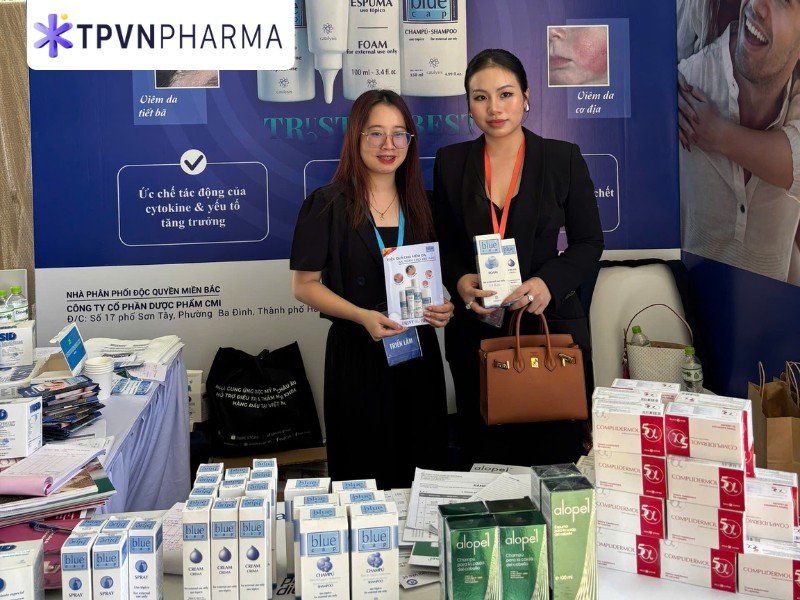 chụp hình cùng bác sĩ tin tưởng lựa chọn Blue Cap tại hội nghị ANCD 2025 và CIDV 3