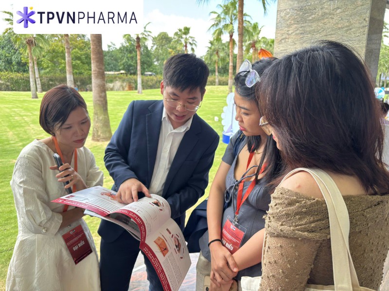 Trình dược viên tư vấn sản phẩm Complidermol 5 Alpha tới bác sĩ tại hội nghị ANCD 2025 và CIDV 3