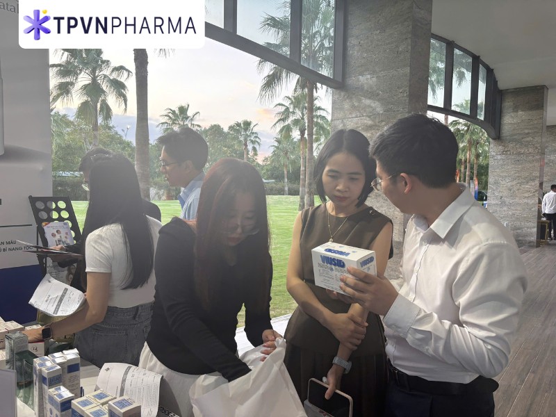 Trình dược viên tư vấn sản phẩm Viusid tới bác sĩ tại hội nghị ANCD 2025 và CIDV 3