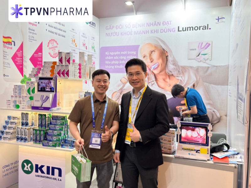 Ông nguyễn Vũ Lam chụp hình cùng bác sĩ mua sản phẩm Kin