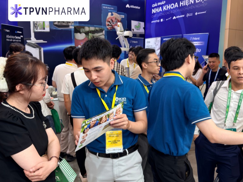 Trình dược viên tư vấn sản phẩm và chương trình tới bác sĩ mua hàng