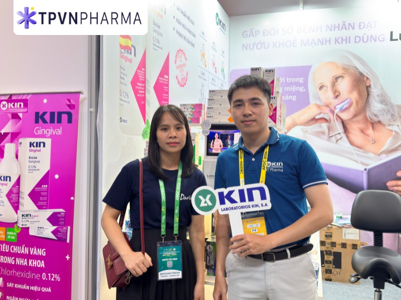 Trình dược viên chụp hình bác sĩ ghé thăm gian hàng