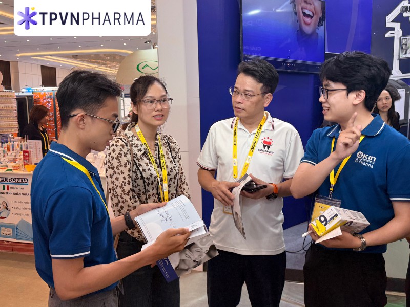 Tư vấn khách tham quan mua sản phẩm Closite
