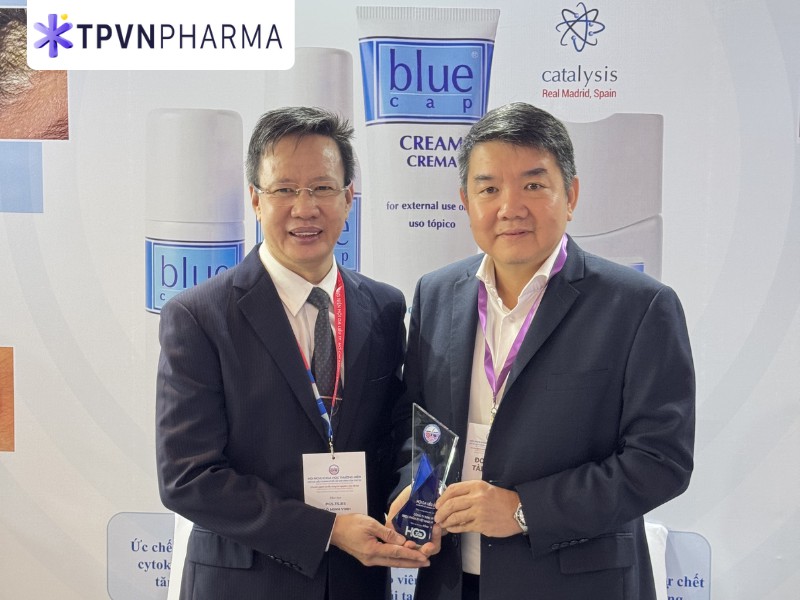 &Ocirc;ng Đo&agrave;n C&ocirc;ng Thảo đại diện nhận kỉ niệm chương tư ban tổ chức với vai tr&ograve; nh&agrave; t&agrave;i trợ Đồng
