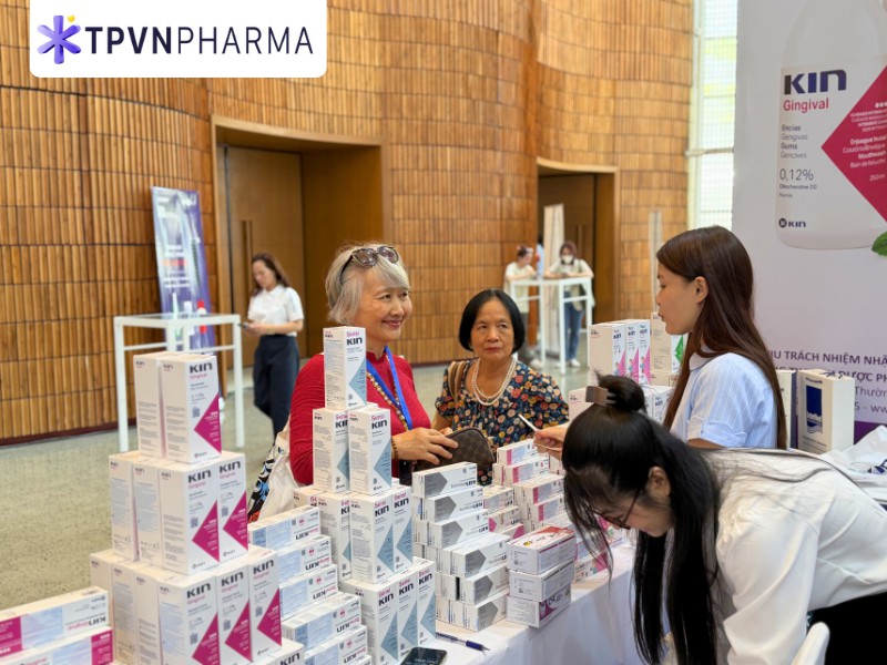 B&aacute;c sĩ mua sản phẩm Kin ở gian h&agrave;ng TPVN Pharma tại HNT4 - 2026