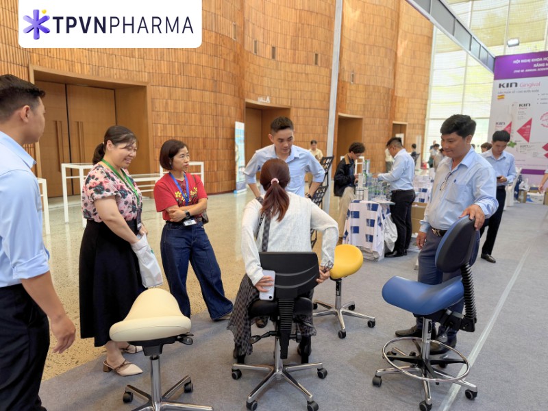 B&aacute;c sĩ trải nghiệm ghế Bambach ở gian h&agrave;ng TPVN Pharma tại HNT4 - 2026