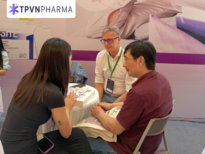 GS. BS. Werner Biglechner tư vấn Lumoral ở gian h&agrave;ng TPVN Pharma tại HNT4 - 2026