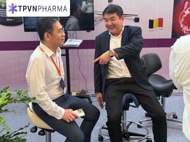 &Ocirc;ng Đo&agrave;n C&ocirc;ng Thảo tư vấn ghế Bambach ở gian h&agrave;ng TPVN Pharma tại HNT4 - 2026