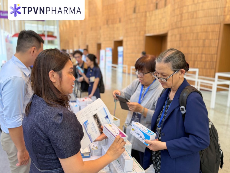 B&aacute;c sĩ nhận tư vấn sản phẩm C-K-ject ở gian h&agrave;ng TPVN Pharma tại HNT4 - 2026