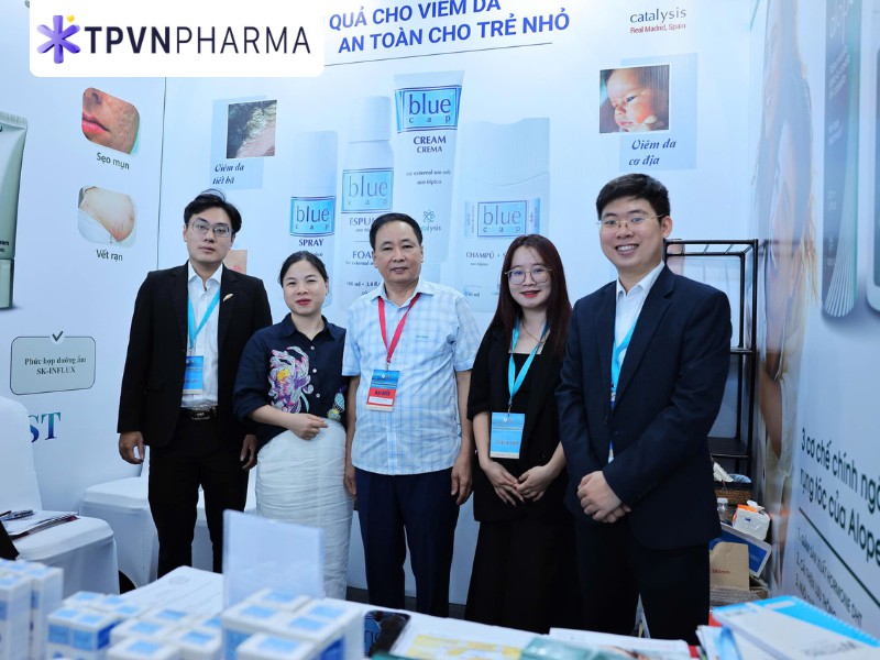 Đội ngũ CMI Pharma chụp h&igrave;nh c&ugrave;ng b&aacute;c sĩ tại hội nghị NCAD 2026