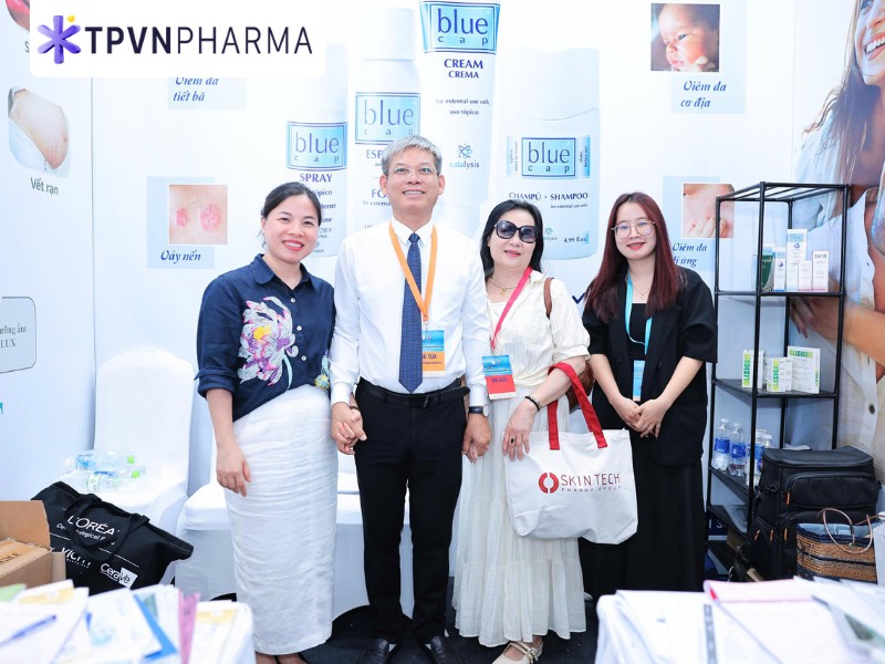 Chụp h&igrave;nh lưu niệm c&ugrave;ng ban tổ chức tại hội nghị NCAD 2026