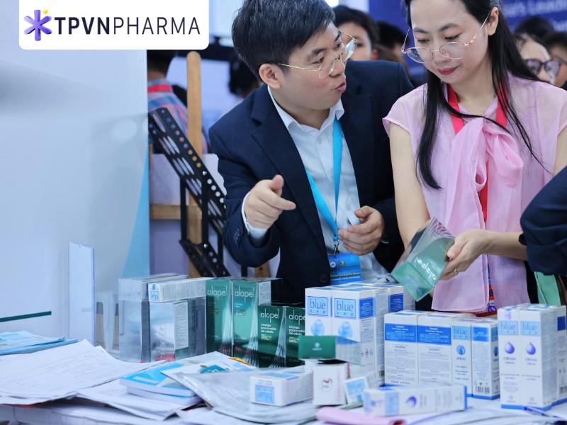 tư vấn cho b&aacute;c sĩ sản phẩm Alopel tại hội nghị NCAD 2026