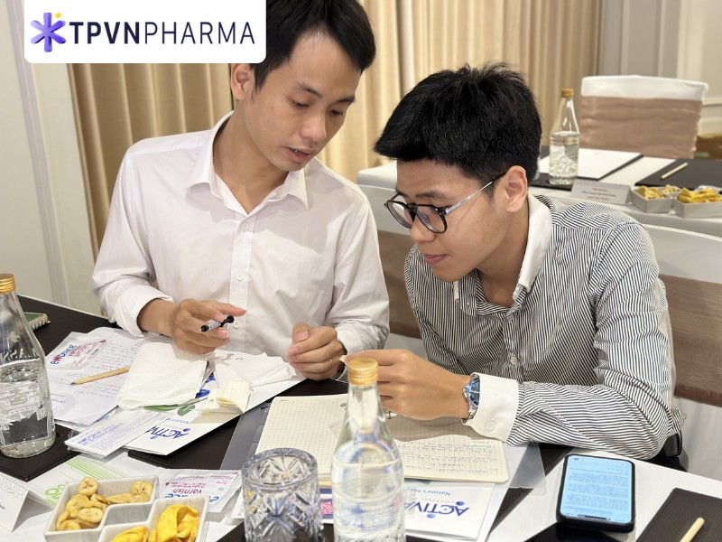 Nh&acirc;n vi&ecirc;n trải nghiệm sản phẩm trong buổi đ&agrave;o tạo sản phẩm Pulpdent v&agrave; TPVN Pharma