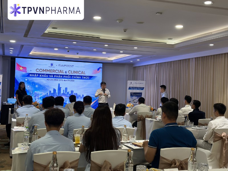 &Ocirc;ng Đo&agrave;n C&ocirc;ng Thảo ph&aacute;t biểu trong buổi đ&agrave;o tạo sản phẩm Pulpdent v&agrave; TPVN Pharma