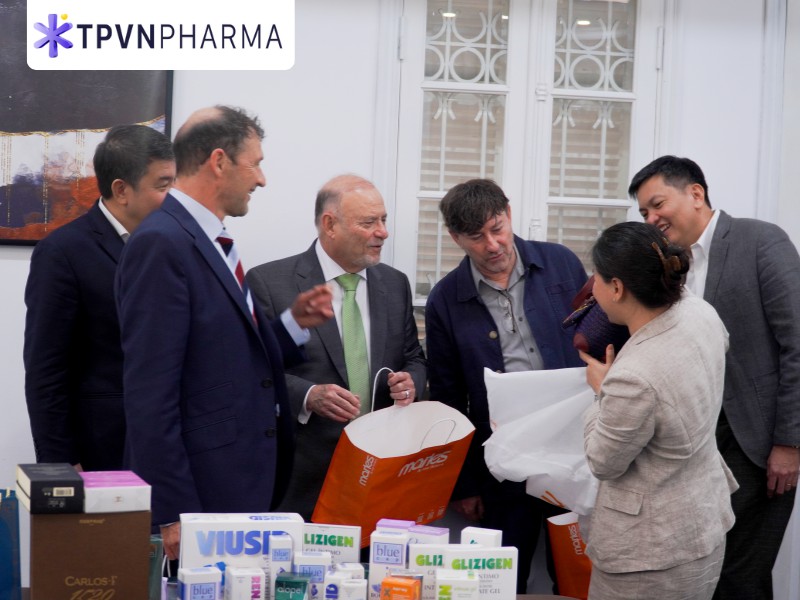 Tặng qu&agrave; lưu niệm đối t&aacute;c Catalysis