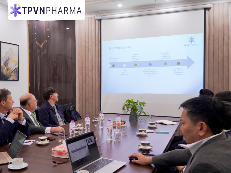 Đại diện Catalysis xem th&ocirc;ng tin về TPVN Pharma