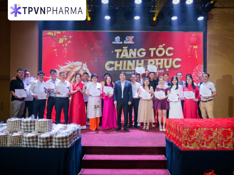 Trao phần quà khuyến học trong Year End Party 2025