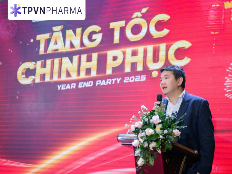 Ông Đoàn Công Thảo phát biểu trong buổi Year End Party 2025
