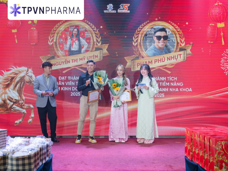 Trao giải nhân viên tiềm năng Year End Party 2025