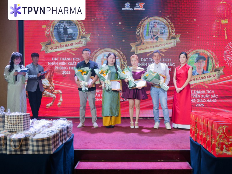 Trao giải nhân viên xuất sắc Year End Party 2025
