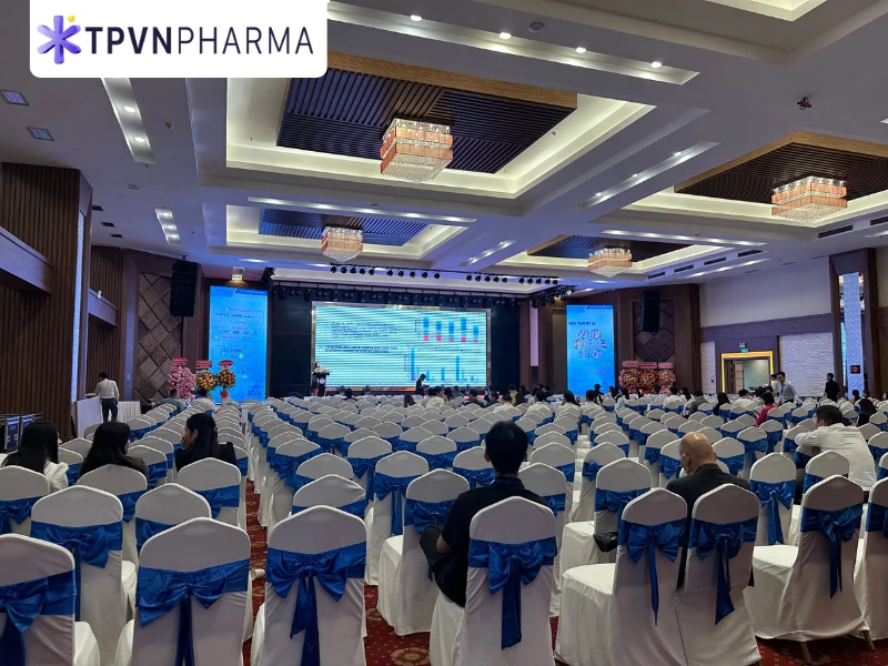Hội trường trình bày báo cáo tại hội nghị khoa học da liễu thẩm mỹ tp. Cần Thơ lần 7