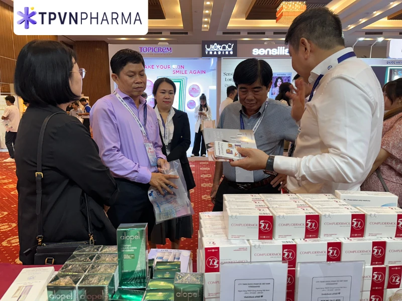 Ông Đoàn Công Thảo cung cấp thông tin sản phẩm Cicatrix và Alopel