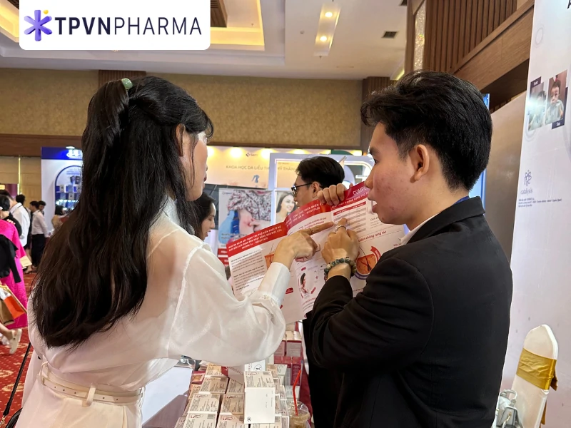 Trình dược viên cung cấp thông tin sản phẩm Complidermol 5 Alpha