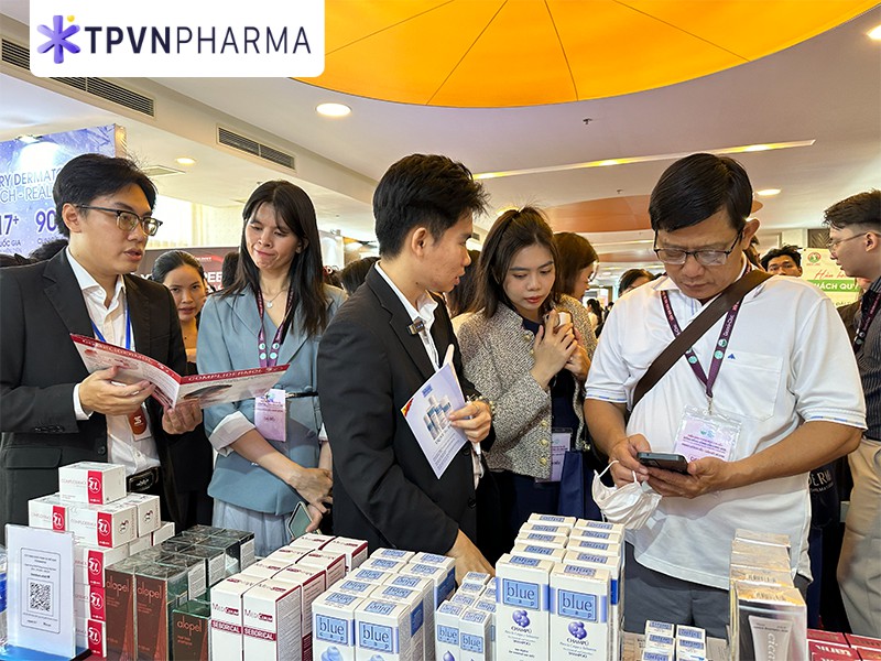 Bác sĩ thích thú với các sản phẩm của gian hàng tại diễn đàn khoa học Da Liễu Đồng bằng sông Cửu long năm 2025