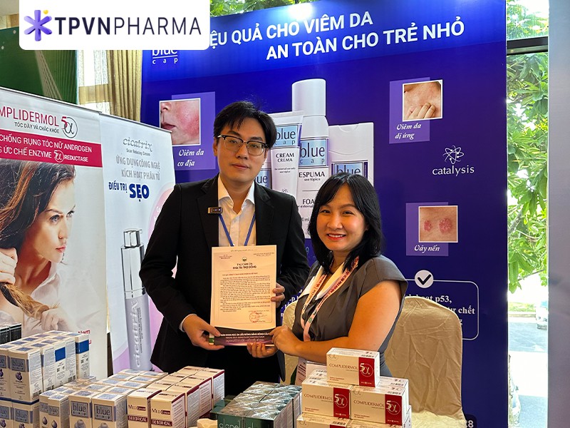 Gian hàng nhận dược thư cảm ơn của ban tổ chức tại diễn đàn khoa học Da Liễu Đồng bằng sông Cửu long năm 2025