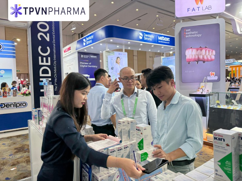 Bác sĩ xem thông tin san 3pham63 Kin Ortho tại Hidec 2025