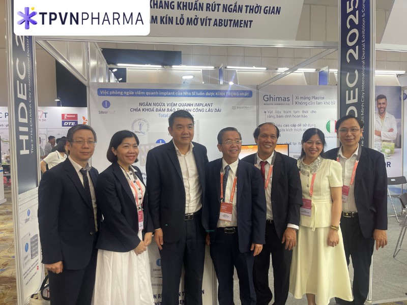 Ông Đoàn Công Thảo chụp hình với ban tổ chức tại Hidec 2025