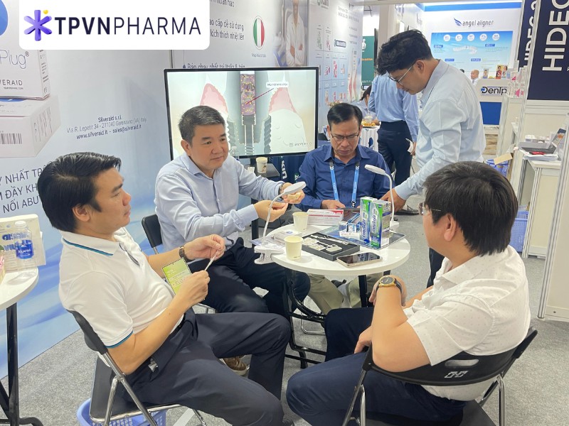 Ông Đoàn Công Thảo chia sẻ cách sử dụng SilverPlug tới bác sĩ tại Hidec 2025