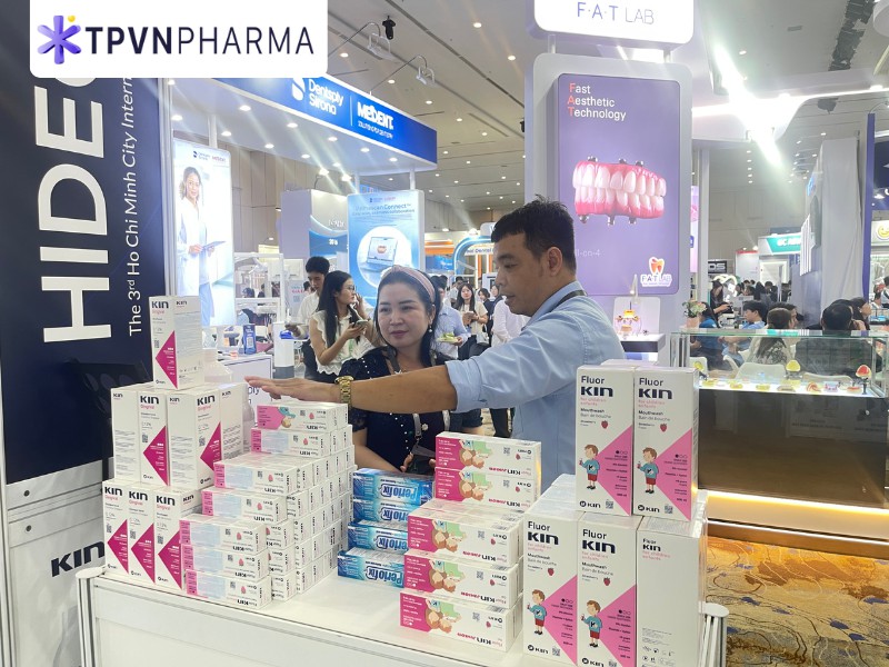 Trình dược viên tư vấn bác sĩ về sản phẩm Kin tại Hidec 2025