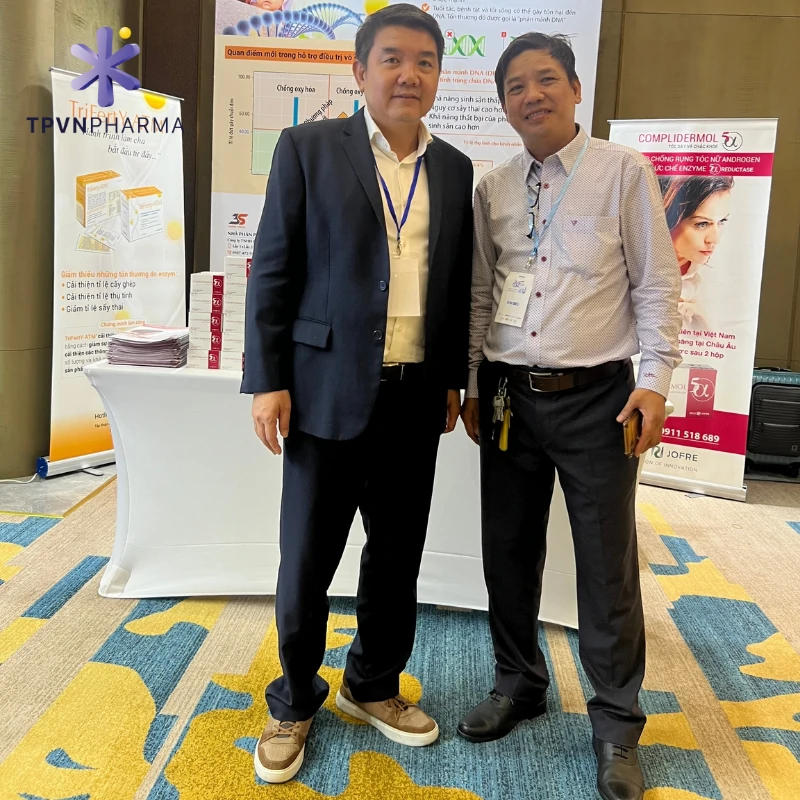 Ông Đoàn Công Thảo chụp ảnh lưu niệm với bác sĩ tham dự hội nghị IVF Experts Meeting 2025 tước gian hàng TPVN Pharma