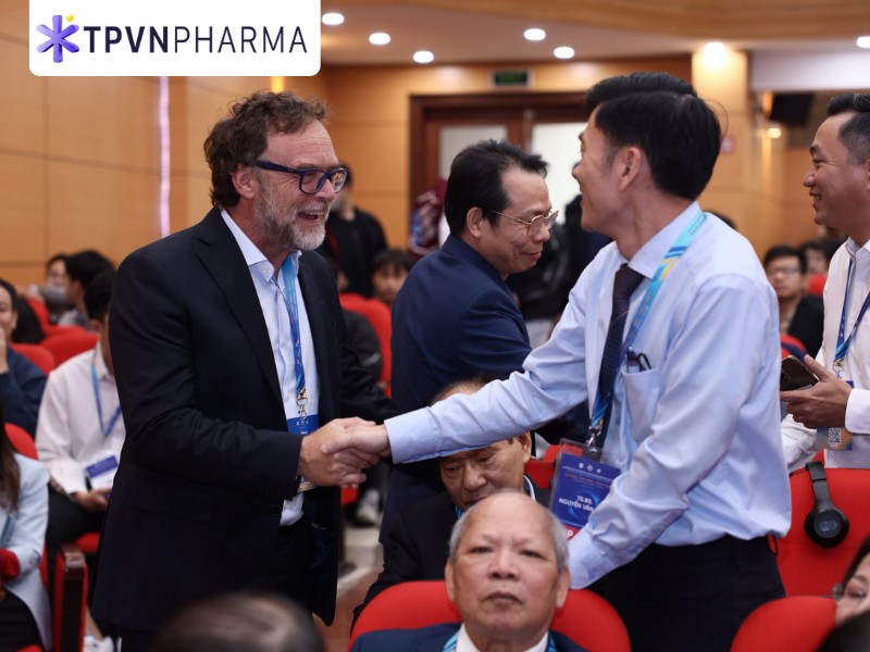 TS. BS Matteo Antonini bắt tay với các bác sĩ Việt Nam tại hội nghị Quốc tế & Đào tạo Răng Hàm Mặt lần thứ 15