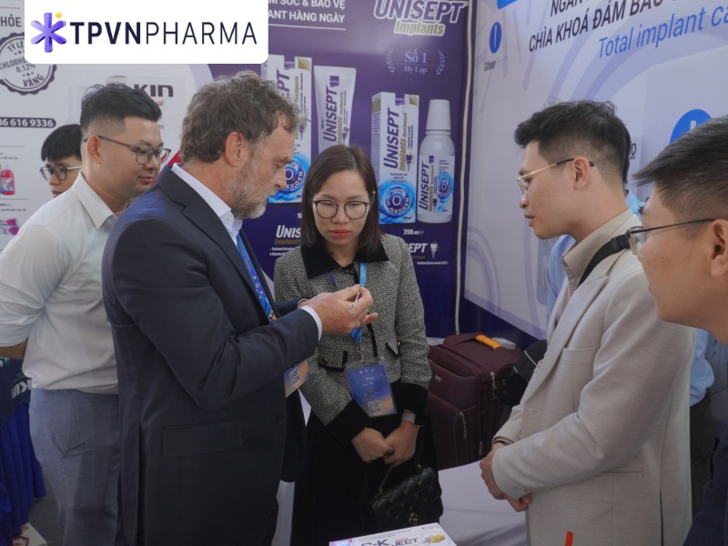 TS.BS Matteo Antonini chia sẻ cách sử dụng SilverPlug ngay tại gian hàng 4T Pharma