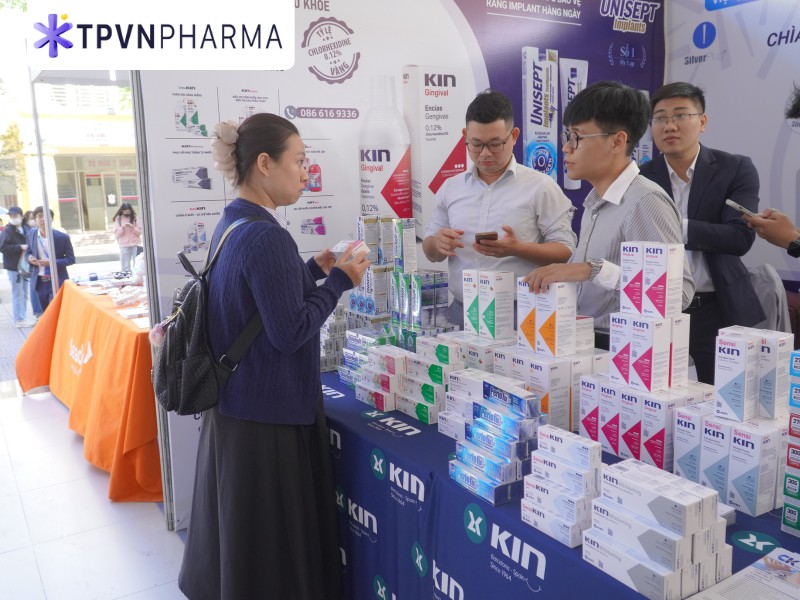 Bác sĩ hỏi thăm thông tin dòng sản phẩm Kin trẻ em