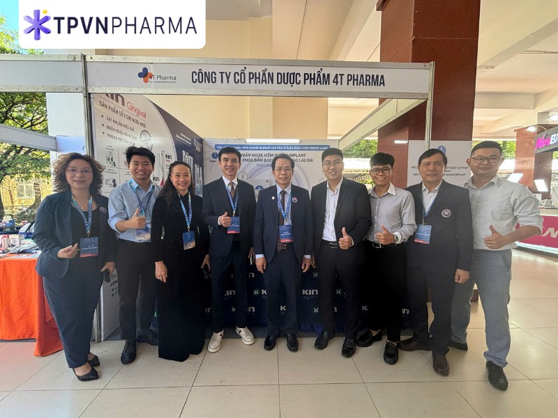 Ban tổ chức cùng các bác sĩ checkin tại gian hàng 4T Pharma