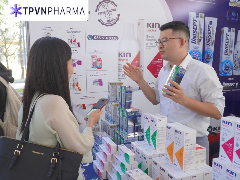 Trình dược viên tư vấn sản phẩm nước súc miệng Chlorhexil Long Use