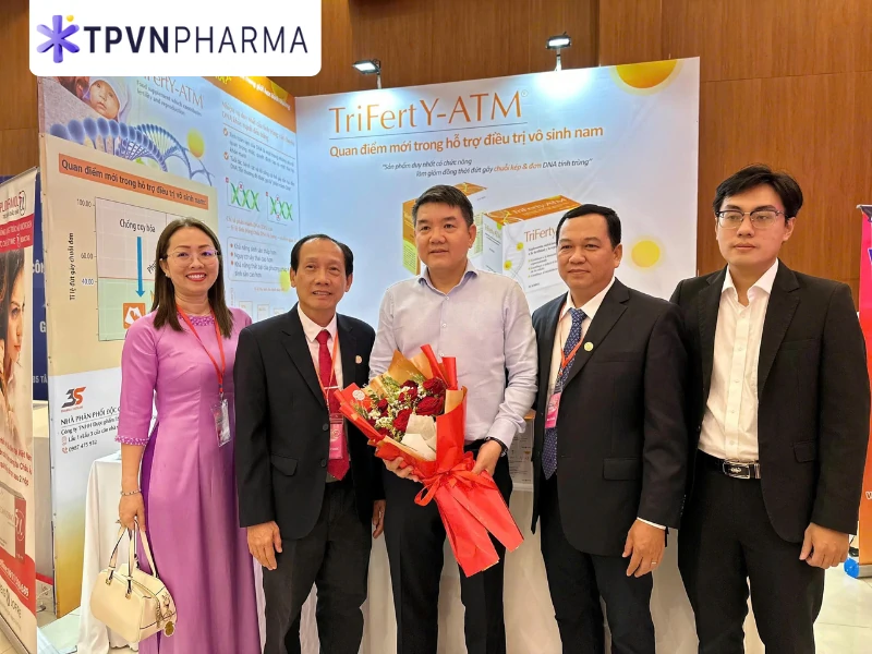 Ông Đoàn Công Thảo (Chủ tịch công ty TPVN Pharma) nhận hoa cảm ơn từ ban tổ chức hội nghị