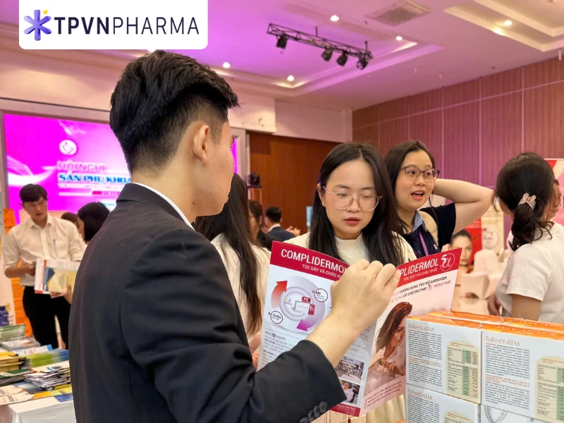 Trình dược viên của công ty chia sẻ thông tin sản phẩm Complidermol 5 Alpha