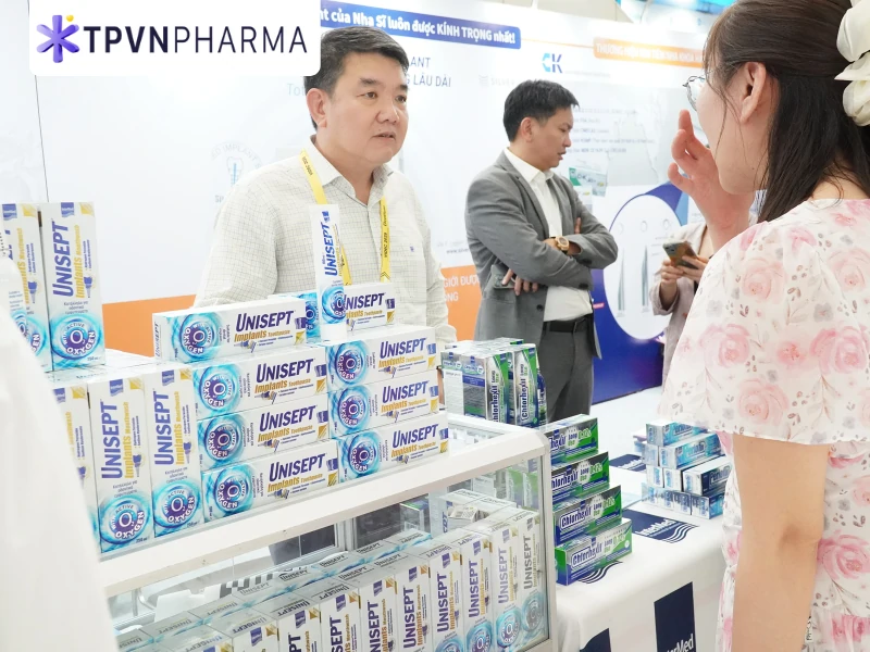 Ông Đoàn Công Thảo (G.Đ TPVN Pharma) đứng ra tư vấn thông tin sản phẩm cho bác sĩ