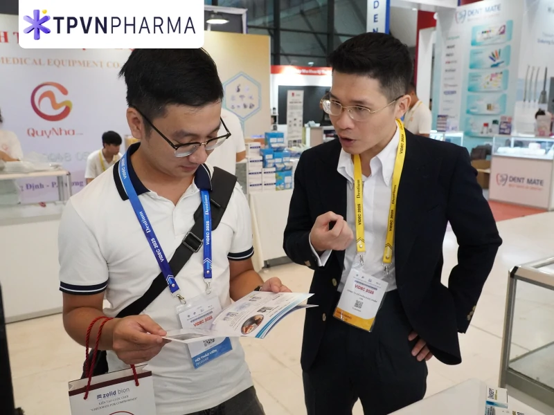 Ông Nguyễn Vũ Lam (GĐ. 4T Pharma) đứng ra hỗ trợ bác sĩ