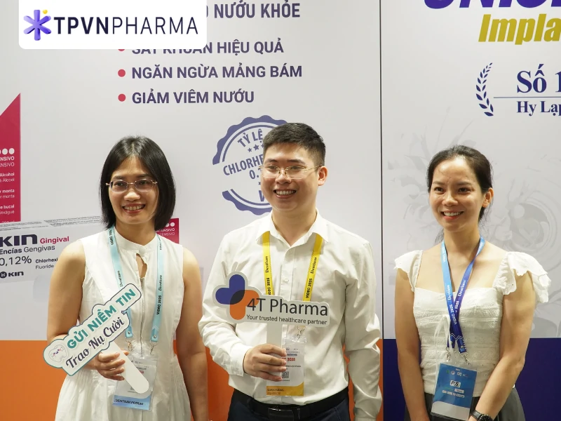 Bác sĩ chụp hình cùng trình dược viên 4T Pharma