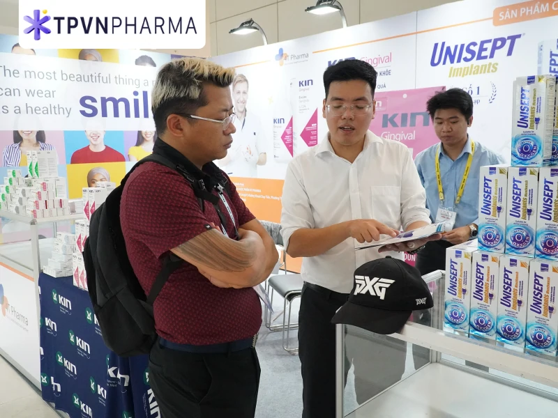 Bác sĩ nghe tư vấn sản phẩm InterMed