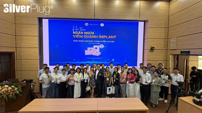 Các bác sĩ Việt Nam chụp ảnh chung TS. BS Antonini sau hội thảo