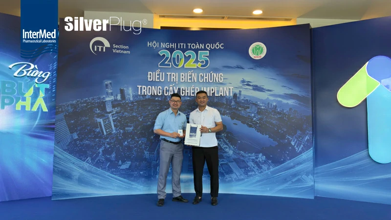 Chụp hình lưu niệm cùng bác sĩ mua hàng