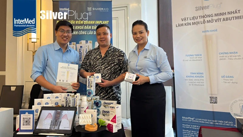 Nhân viên CMI Pharma chụp hình cùng với bác sĩ ngay tại gian hàng công ty