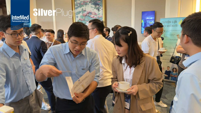 Nhân viên tư vấn sản phẩm SilverPlug cho bác sĩ quan tâm tại hội nghị